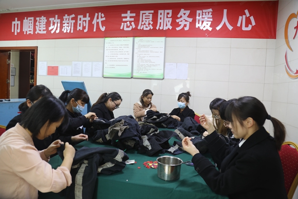 4.���˸�Ů���˶�_����.jpg