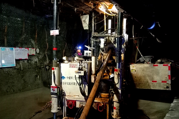 1695350914166508.jpg 施工顶板卸压钻孔_副本.jpg