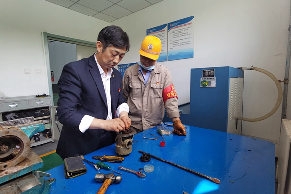 1714118447114080.jpg 党员项目攻关_副本.jpg