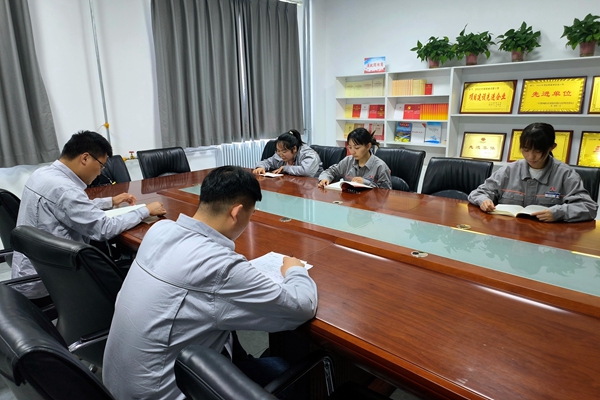 1716194299687473.jpg 职工们念书_副本.jpg