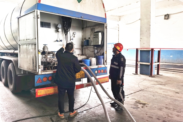 1717731736117500.jpg ͼƬ1£ºµØÃæÒºÌ¬¶þÑõ»¯Ì¼³ä¹ÞÏÖ³¡_¸±±¾.jpg