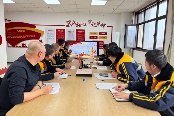 1736998614617174.jpg 党务职员上台讲营业_副本.jpg