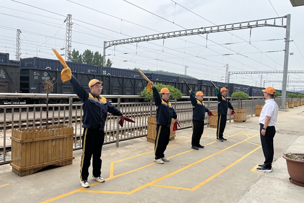 1748942956160199.jpg 手信号演练_副本.jpg