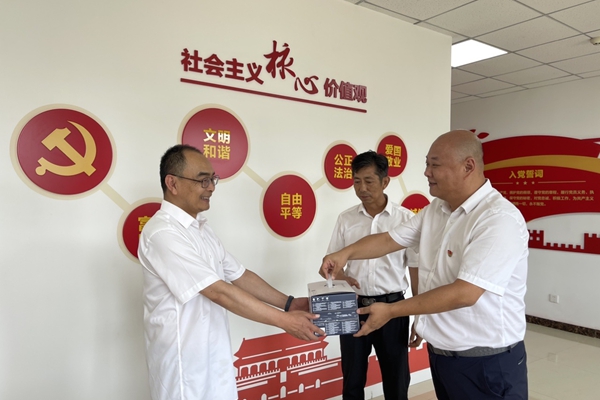 1751422412392777.jpg 慰问党员_副本.jpg